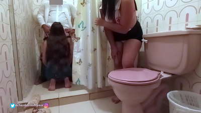 Krankenschwester findet Arzt beim Ficken einer Patientin im Krankenhausbad / TEIL 1 / NicoleLondrawer / Chiquicandy